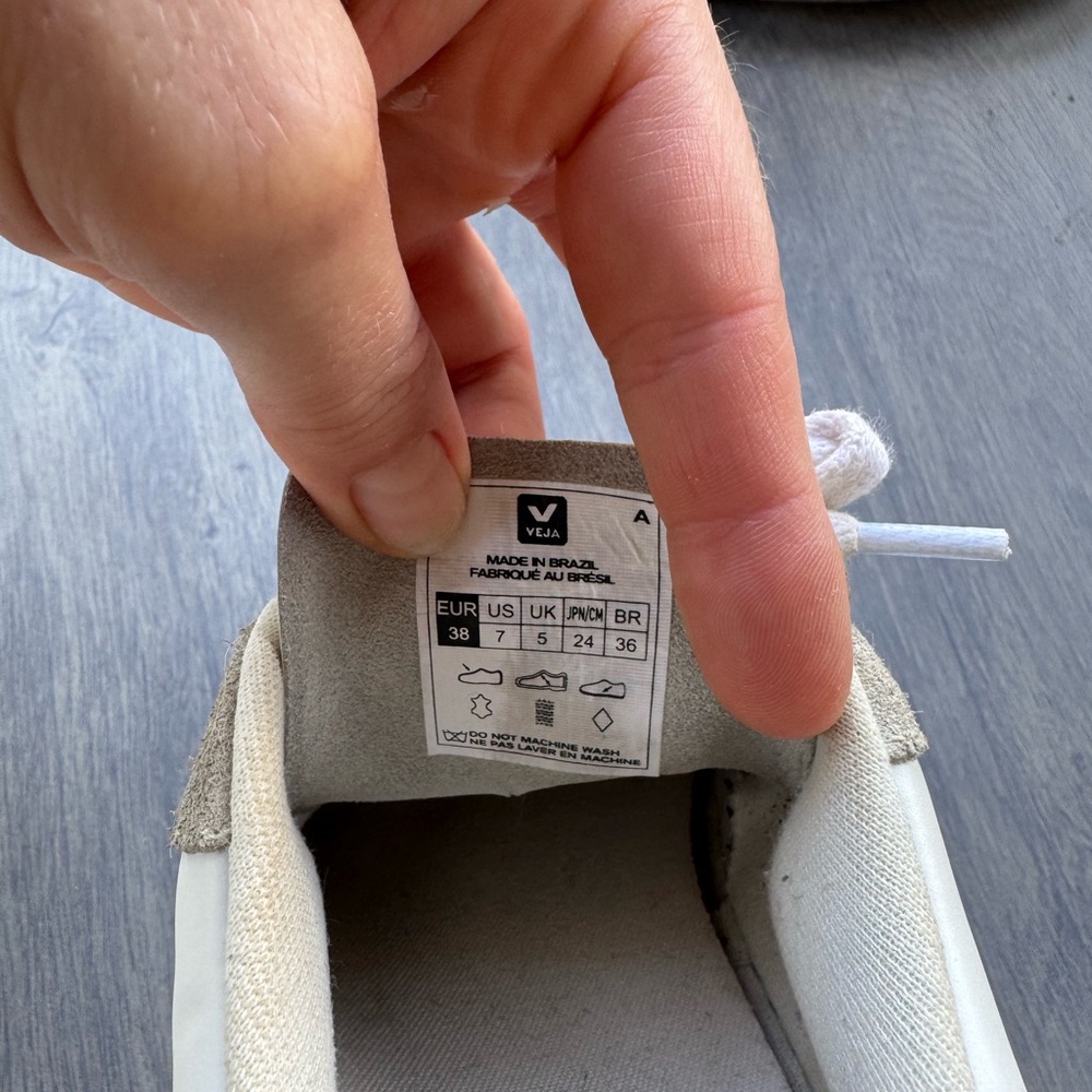 Veja White and Tan Sneakers Retro-Inspired Design - Picture 6 of 10